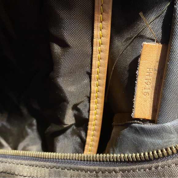 Selling a used authentic Louis Vuitton Luggage Garment Bag. - Picture 14 of 14